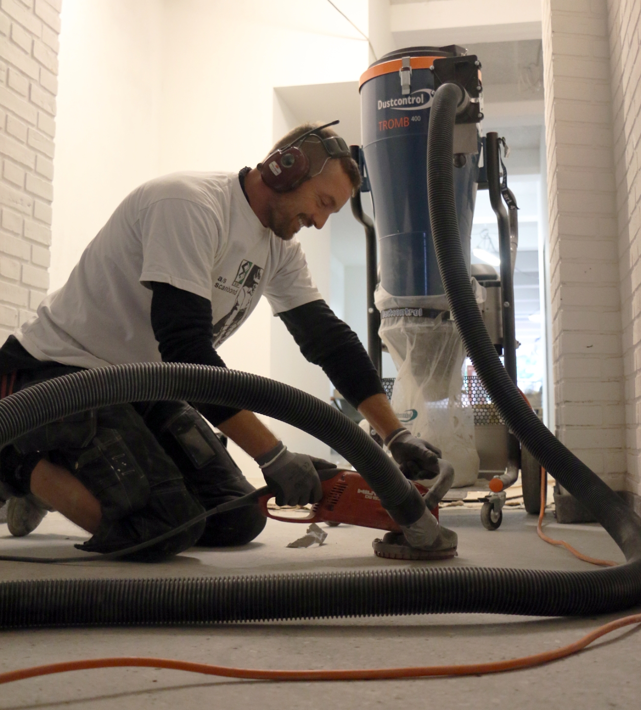Glenn fra Scanbond benytter sig af støvsugeren Dustcontrol DC Tromb 400L