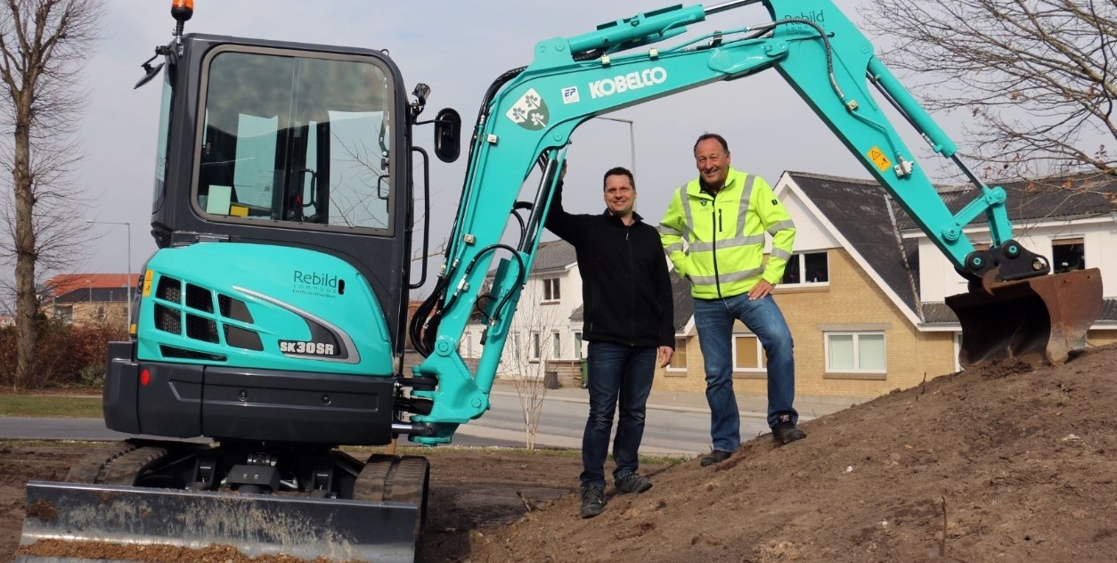 Materielkonsulent hos Erenfred Pedersen A/S Tue Munk og Faggruppeleder i Rebild Kommune Per Kragh med minigraveren Kobelco SK30SR-5